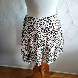 Layer For Fall! Altar'd State Cheetah Print Mini Skirt  • Size Small • Animal